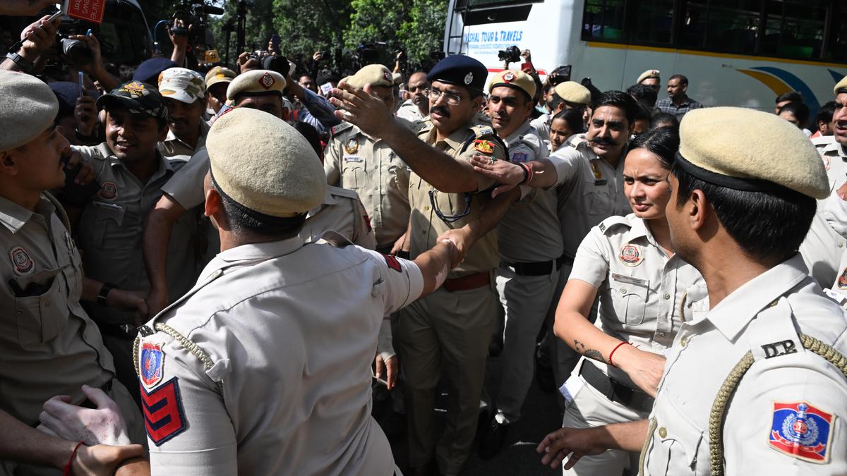 Rahul Gandhi Accuses Delhi Police of Misconduct Against Women Protesters, Demands Amit Shah's Response