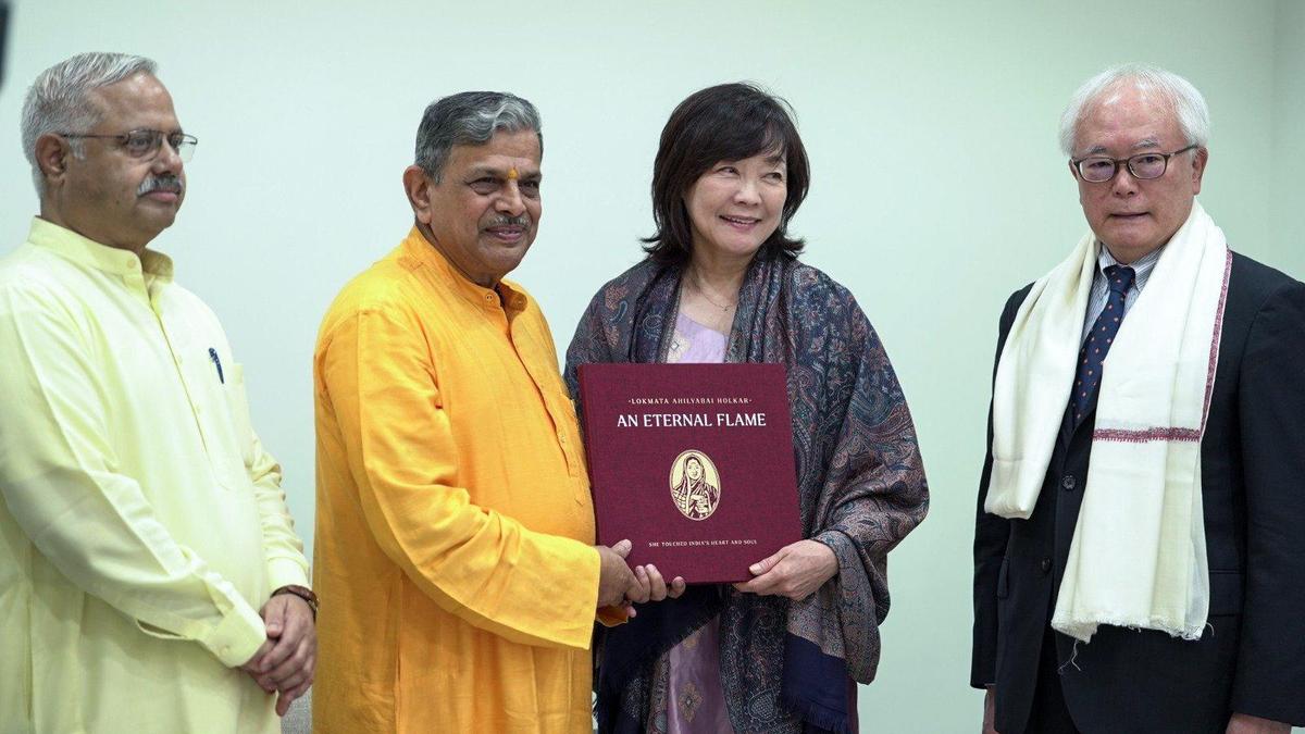Former Japanese Pm’s Wife Akie Abe Meets RSS General Secretary Dattatreya Hosabale