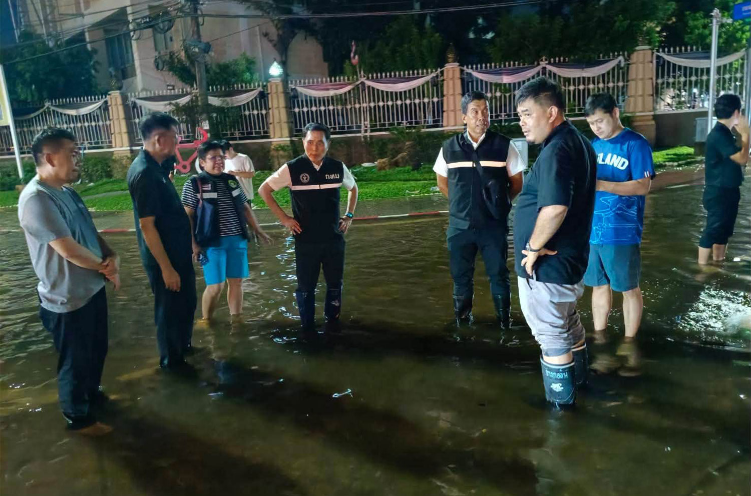Anutin Defies Calls to Fire Bangkok Governor Chadchart Amid Flood Crisis