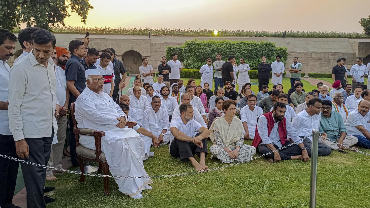 Opposition 'Prays' at Rajghat for Government to 'Get Wisdom' on CEC Removal, Vows to Continue Protest