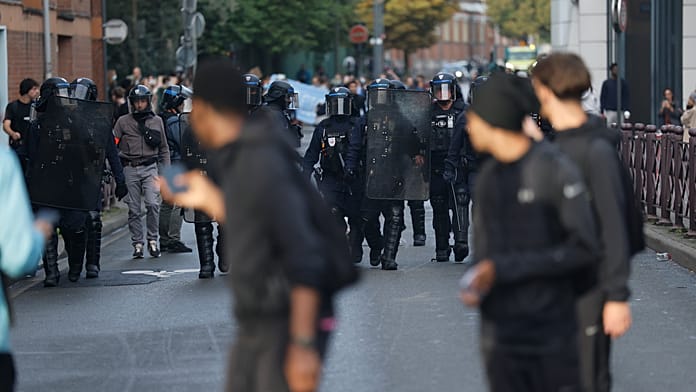Student Protests in France: 400–500 Schools Fully or Partially Closed Monday