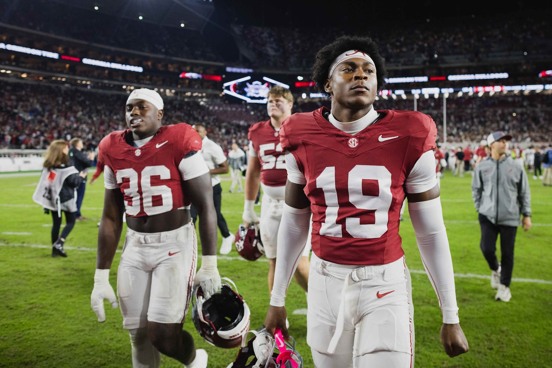 Alabama Fans Throw Garbage on Field, at Georgia Players After Loss