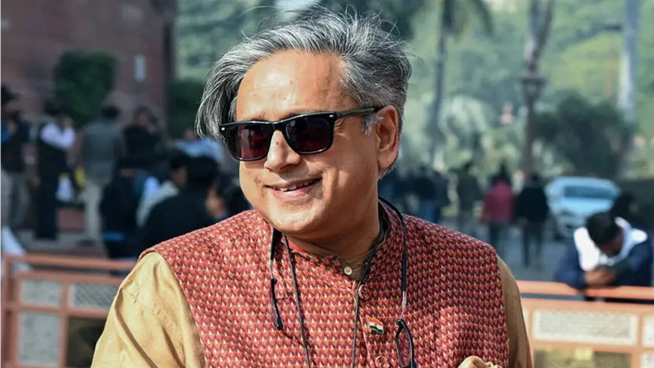 Singhasan Khali Karo': Tharoor's Poetic Post As Congress Ups Ante Against CEC