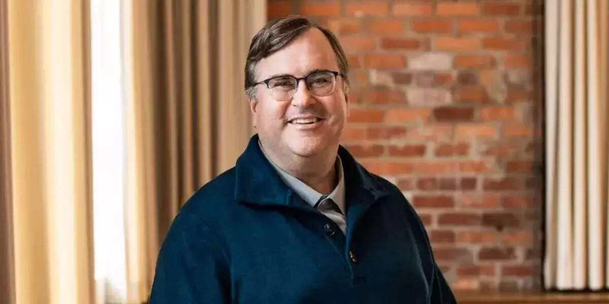 Reid Hoffman's Linkedin Rule: Dinner at Home With Family, Then Open the Laptop Again