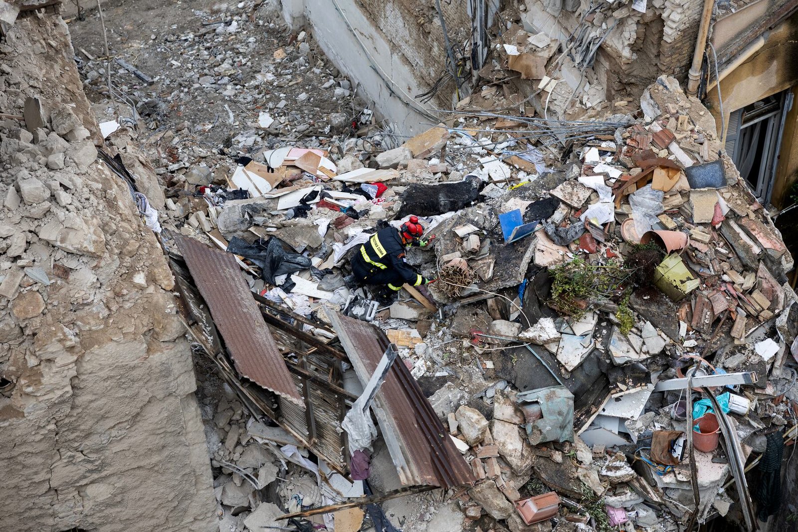 Bodies of 6 people, including 4 Americans, recovered from collapsed building in Athens