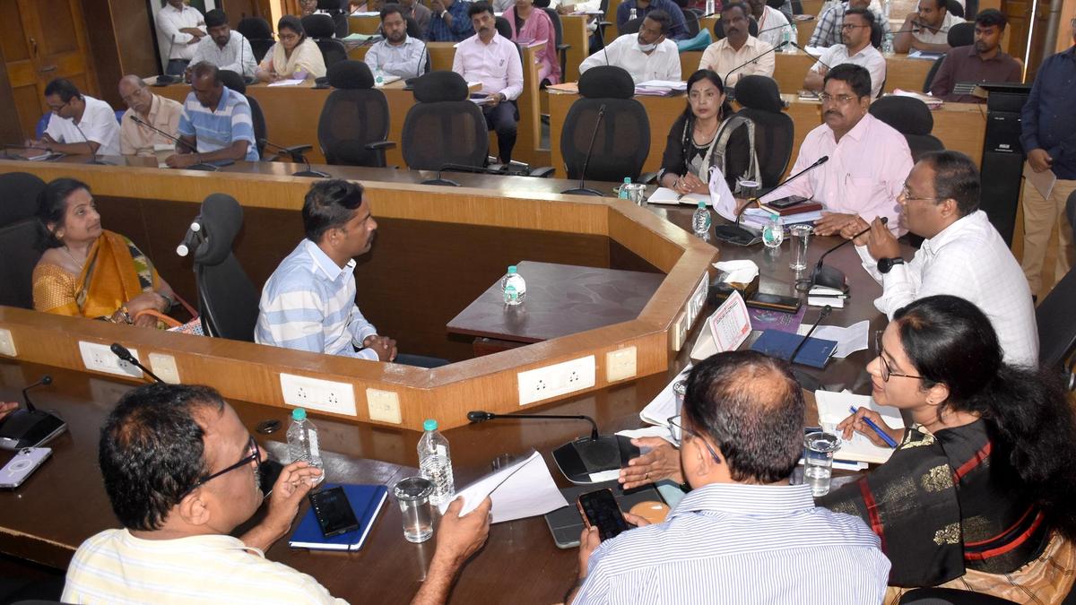 MCC Receives Applications Pertaining to E-khata, Completion Reports at Grievance Redressal Meet