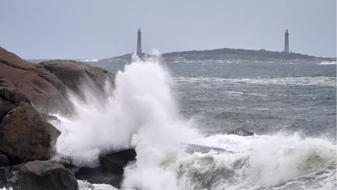 Roads flood in New Jersey, inundate some homes, as major signs of nor'easter take shape