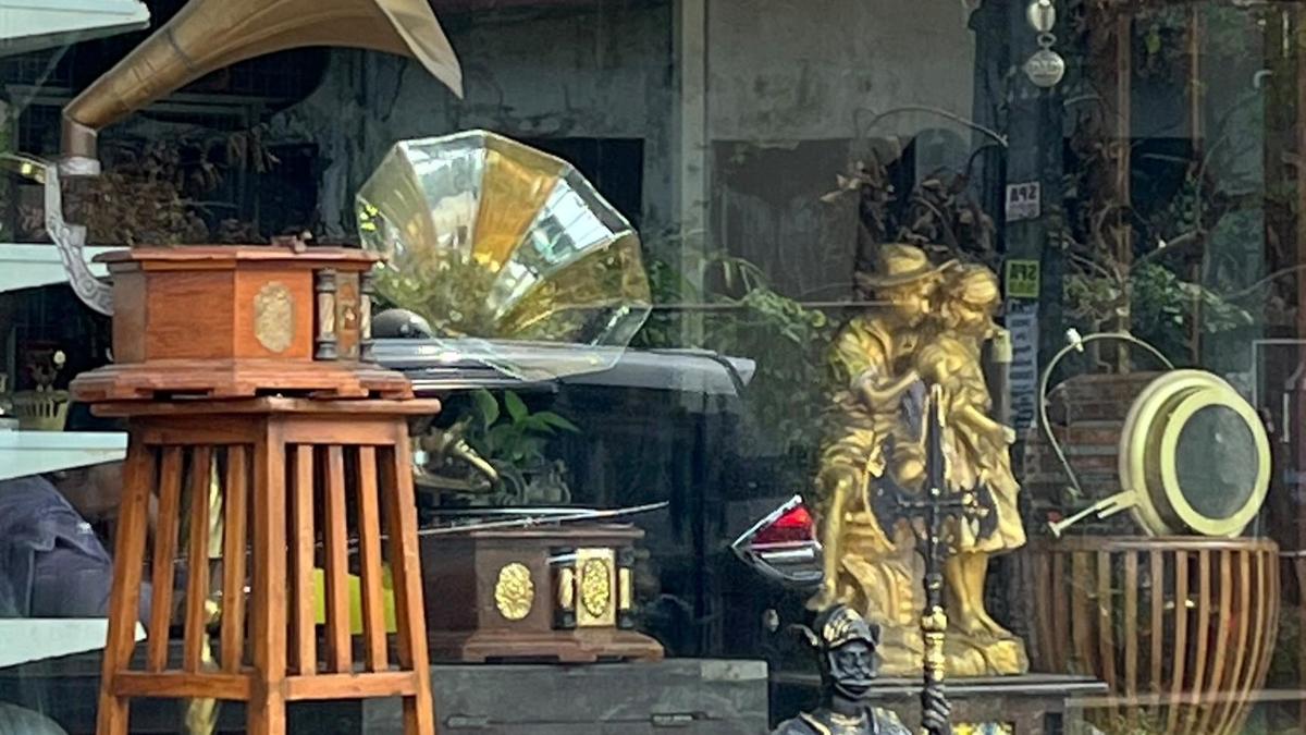 Enterprise Tech Shift: Antique collectors raise alarm over online fraud and the Scaling Frontier
