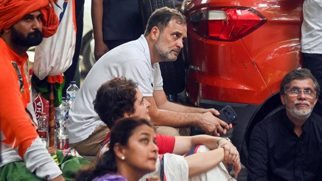 No Meeting Request Received: EC Officials As Rahul, Priyanka Refuse to Leave Protest Site
