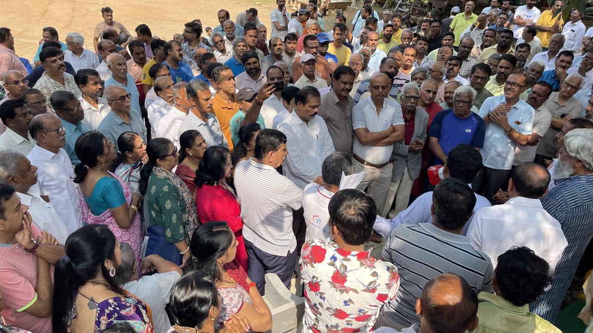 R.r. Nagar Residents Protest Against Construction of Nandini Milk Booth on Rangamandira Premises