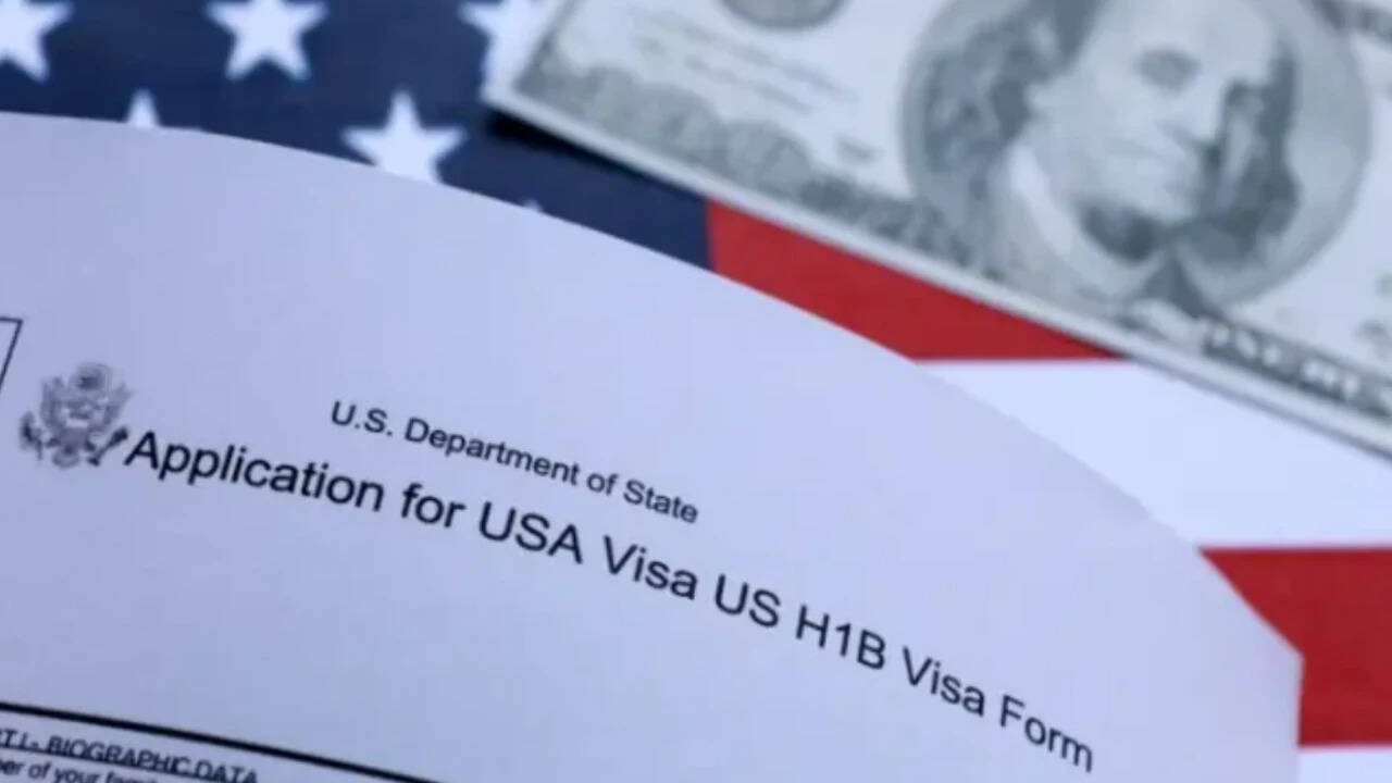 Crypto Markets in Focus: Legal setback for Trump: Second judge halts $100,000 H-1B visa fee Amid Shifting On-Chain Metrics