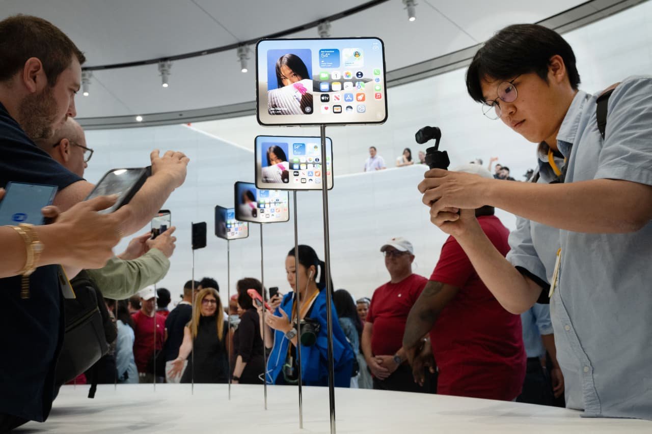 Apple's iPhone Pricing Strategy Could Backfire as Component Costs Bite