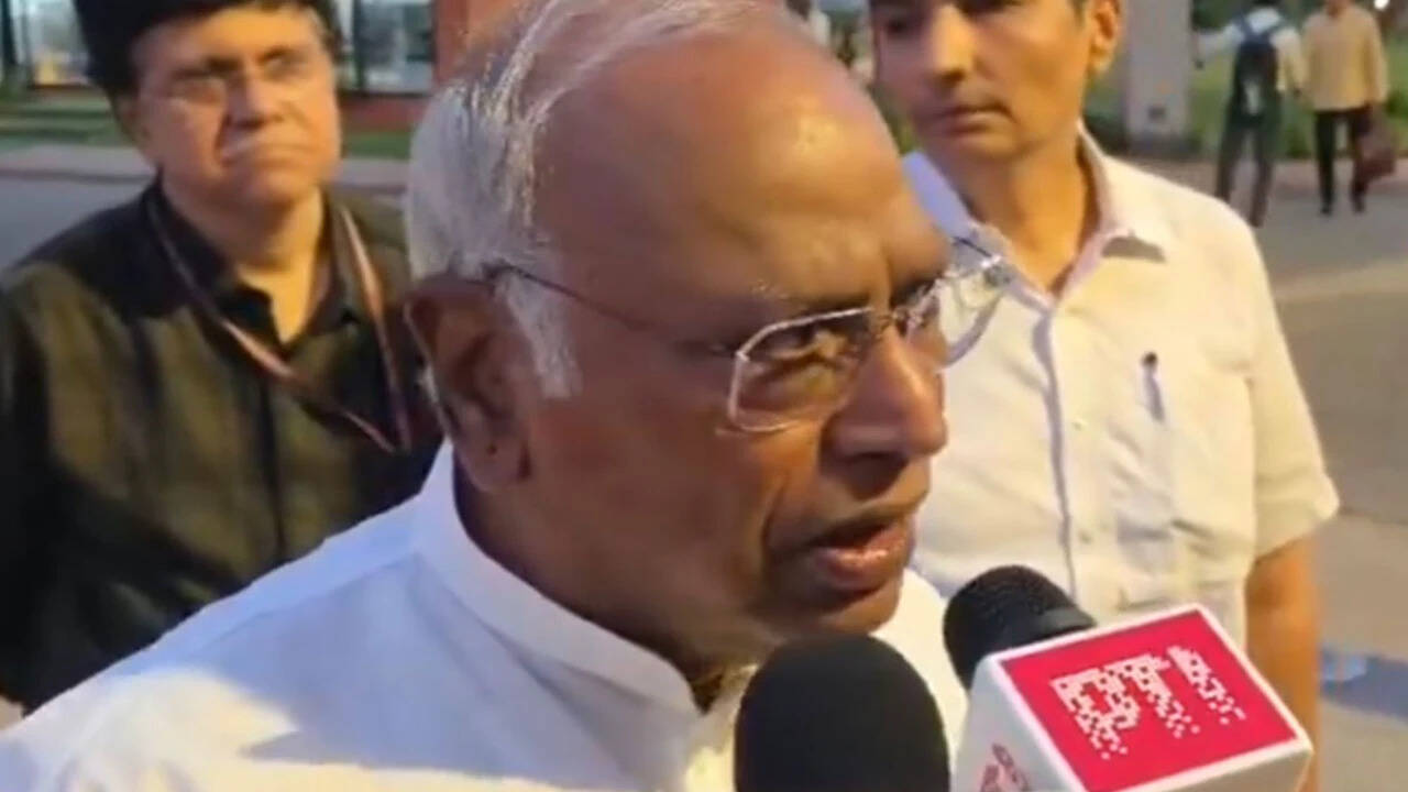 Jo Darta Hai Vo Marta Hai': Kharge's 'sholay' Slam at Govt Amid Anti-cec Stir