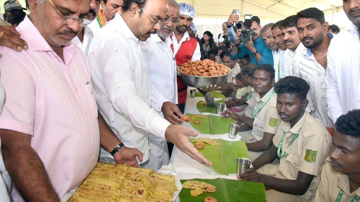 Yathindra serves breakfast to Dasara mahouts, distributes essential kits