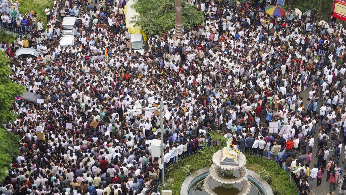 Pune MPSC Aspirants Protest Against Paper Leaks, Demand Chairman’s Resignation