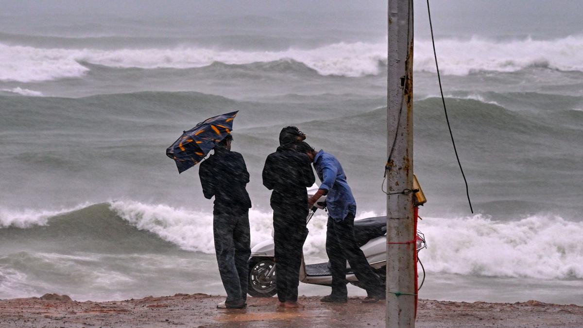 Cyclone ‘arnab’ LIVE Updates | IMD Raises Wind Forecast to 150 Kmph Gusts; Landfall Near Yanam; 61 Trains Cancelled