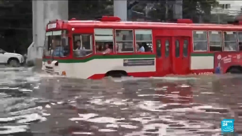 Thousands evacuated amid Bangkok floods