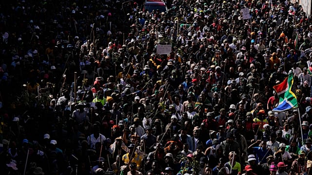 Enterprise Tech Shift: Hundreds of South Africans protest against undocumented immigrants in Durban and the Scaling Frontier