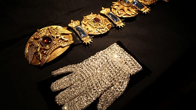 Michael Jackson’s Iconic Glove Goes Under the Hammer as International Observers React