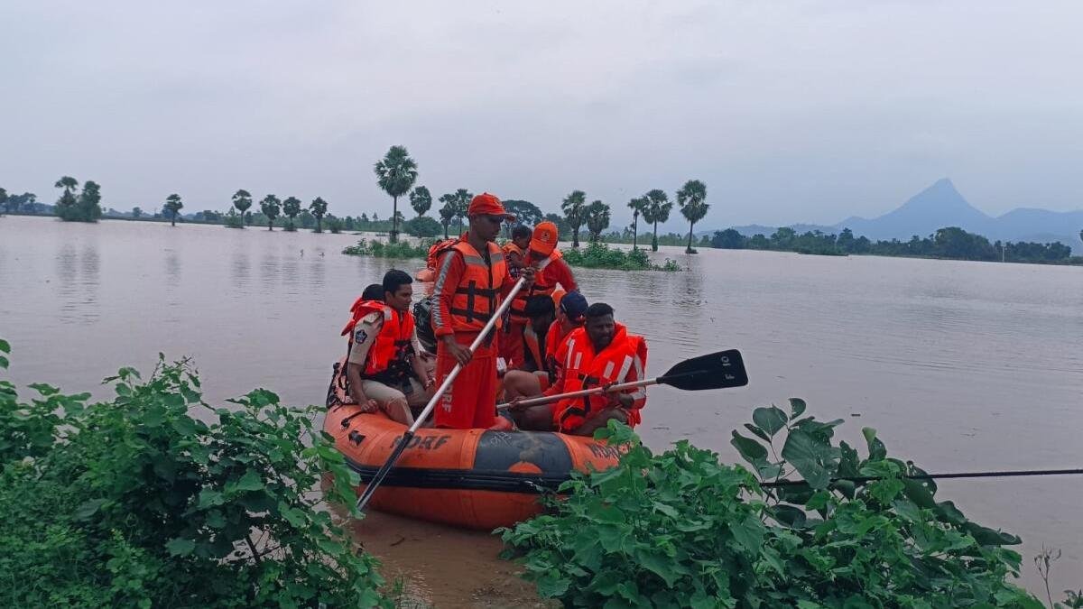 Godavari Floods Recede at Dowleswaram as Inflow Drops to 7.79 Lakh Cusecs; Relief Operations Intensify in Chintoor
