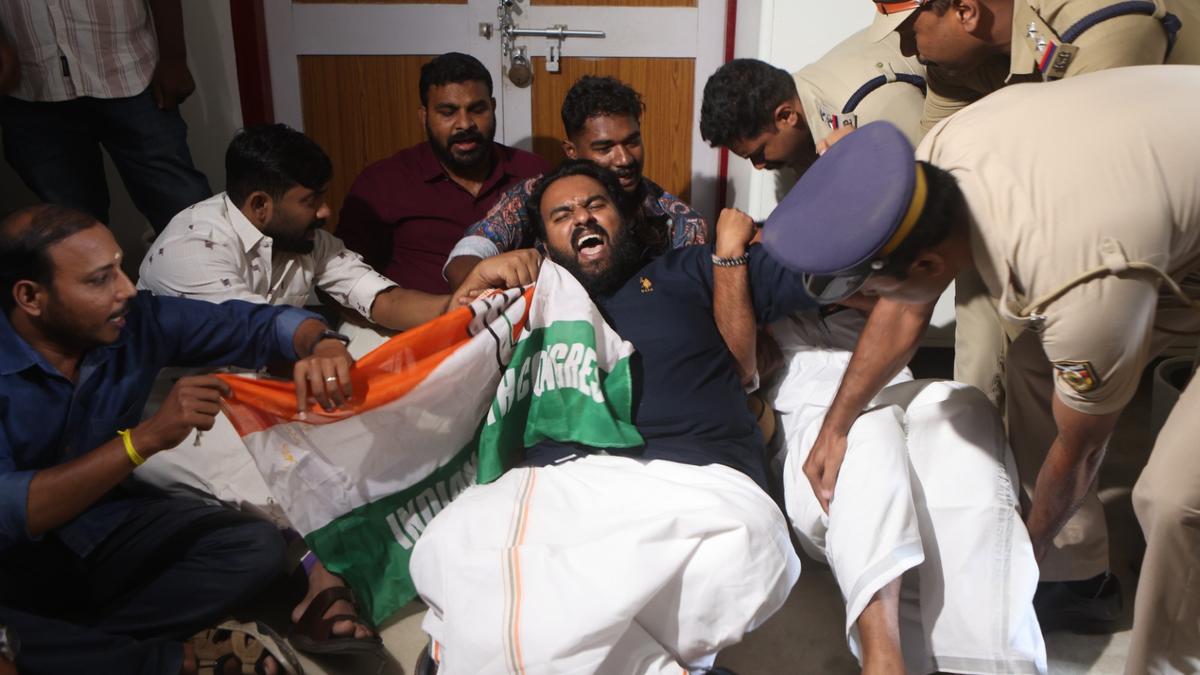 Youth Congress Blockades Income Tax Office in Keralam’s Kollam Demanding Gyanesh Kumar’s Removal