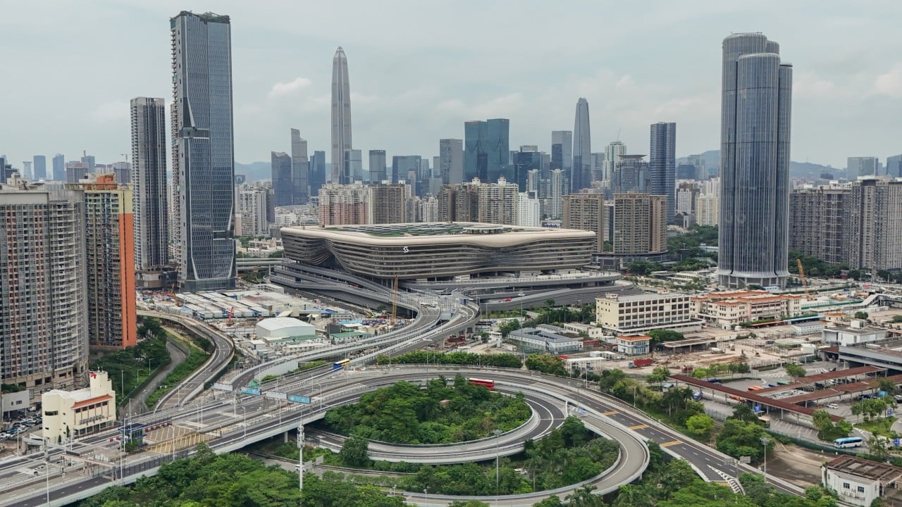 1,500 Hong Kong Residents Tour Revamped Huanggang Port Border Crossing