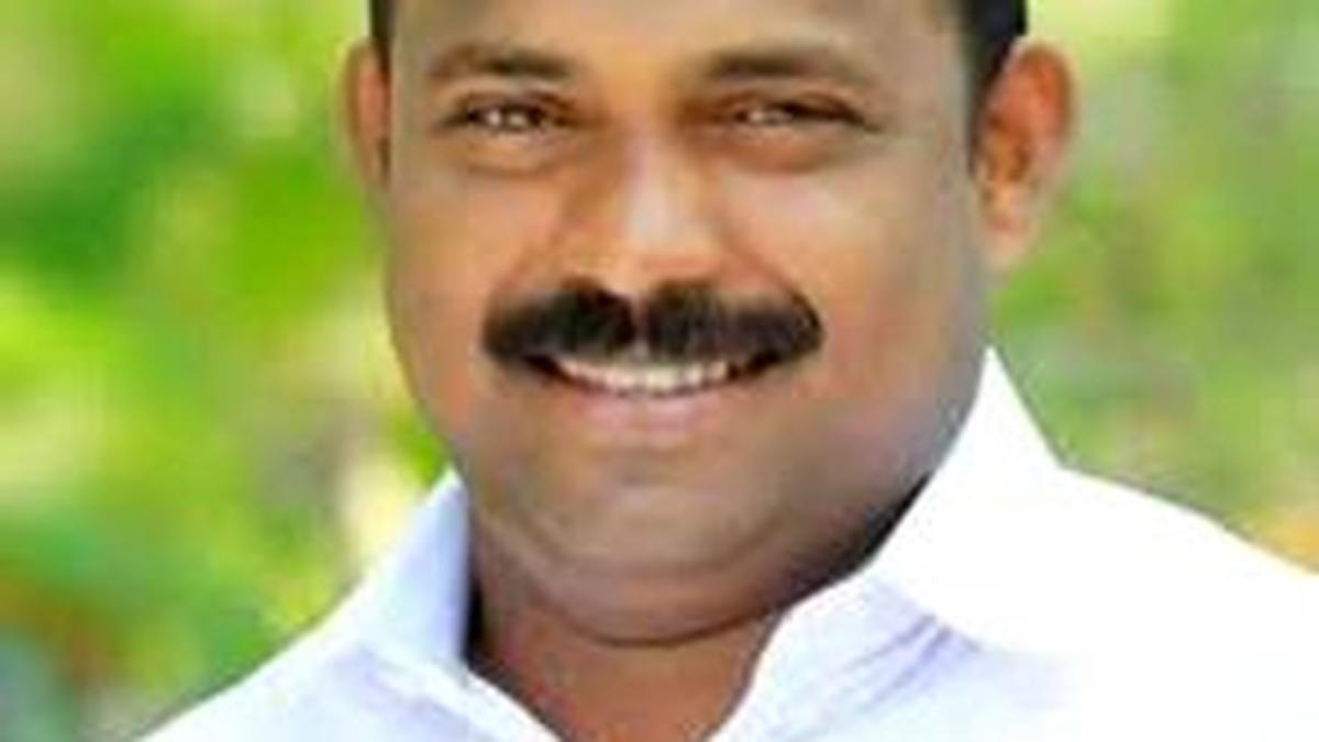 Black Flag Fury: BJP Workers Confront Kerala Excise Minister M. Liju in Alappuzha, Arrests Follow