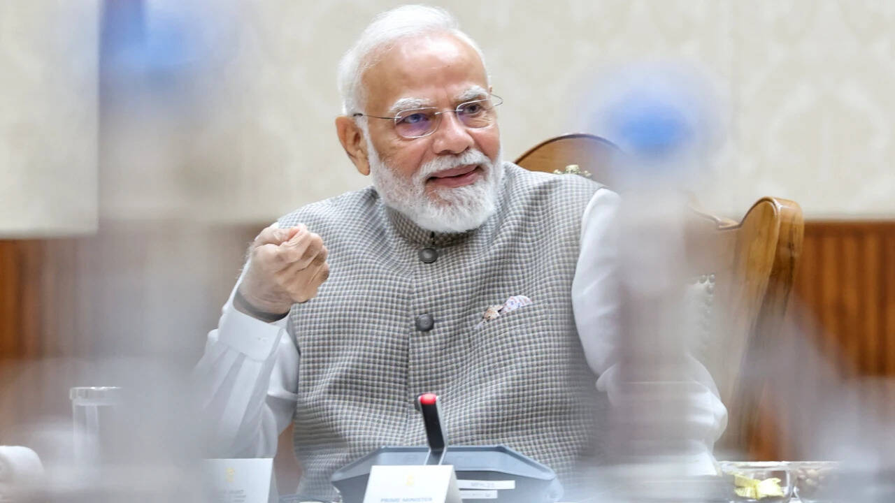 Cabinet Adopts Resolution Hailing Achievements of PM Modi