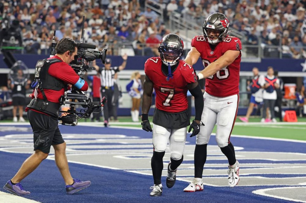 Rookie Daniels Leads Buccaneers to First Win Over Cowboys