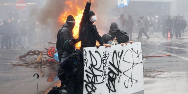 Brussels' Riot Police Clash With Protestors Against Backdrop of Student Protests
