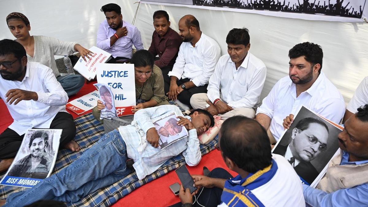 Hunger Strike at Azad Maidan: Sahil Wakode’s Parents Demand Professor’s Arrest