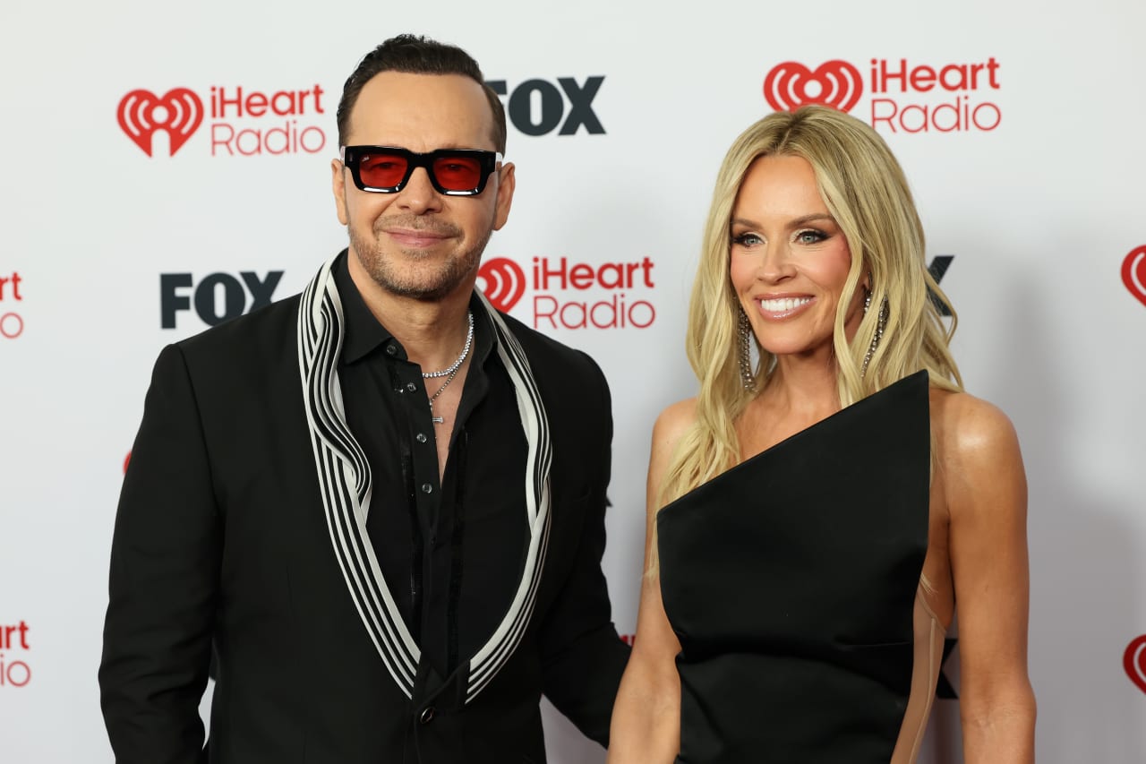 Corporate Strategy: Celebrity couple Jenny McCarthy and Donnie Wahlberg are selling $2.8 million Illinois home