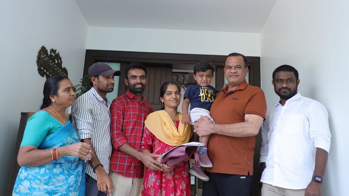 Telangana Minister Komatireddy Venkat Reddy Grants ₹2 Lakh for Speech Therapy of Hearing-Impaired Couple’s Child