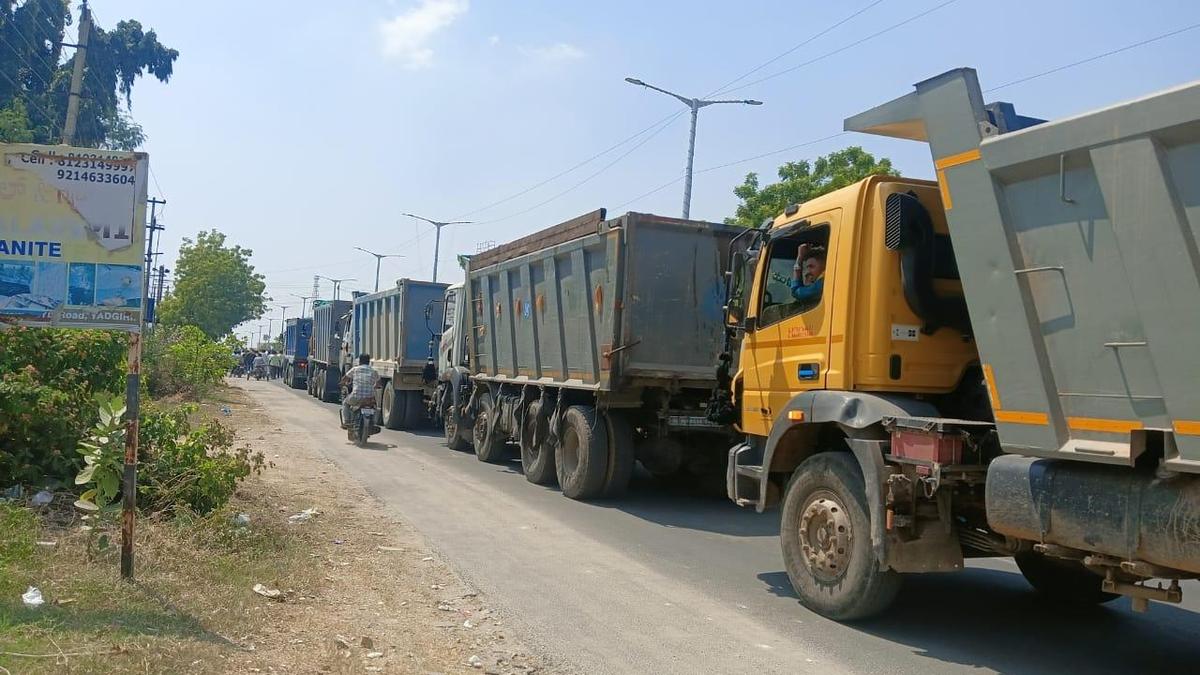 Tipper Lorry Owners Protest Against Jd(s) Mla’s Remarks