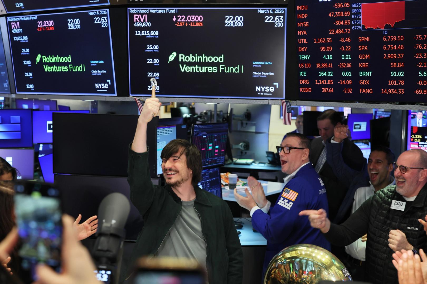 Robinhood Unleashes AI Agents, Perps, and 24/7 Trading in Aggressive Bid for Active Traders