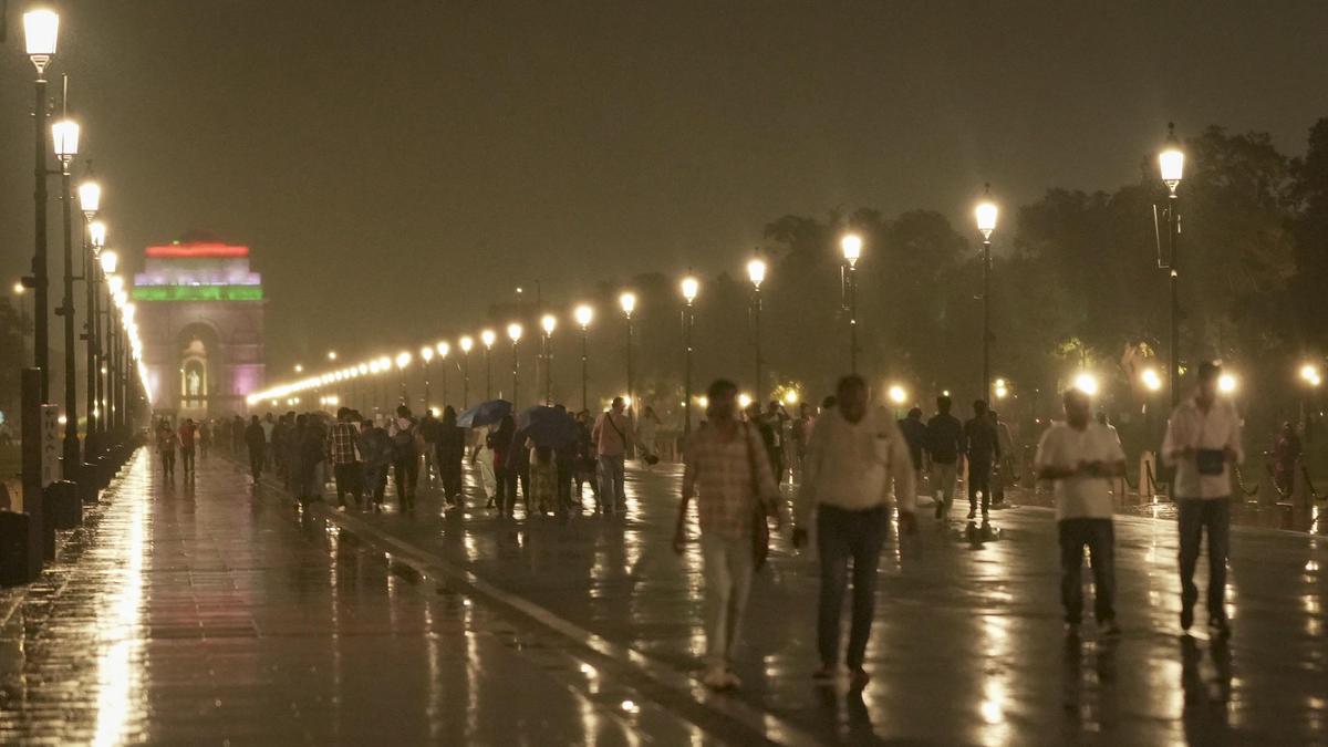 Delhi Lashed by Heavy Rain and Thunderstorms as IMD Issues Red Alert
