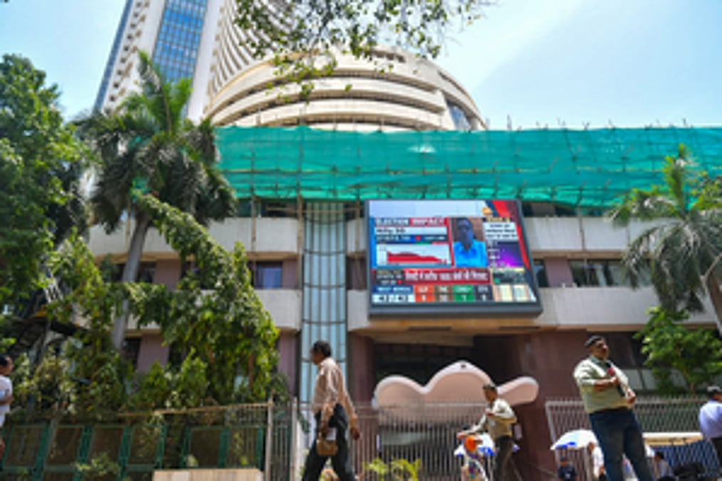 Indian IT Revenue Outlook Stays Flat As Artificial Intelligence Clauses Squeeze Project Renewals
