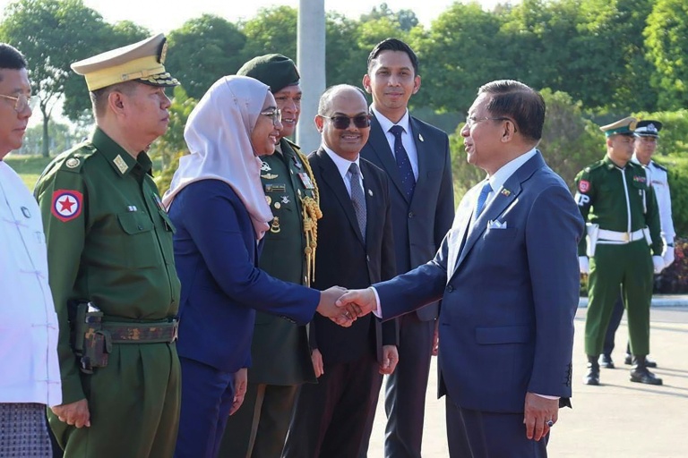 Myanmar Leader Lands in Malaysia for Migrant Return Talks