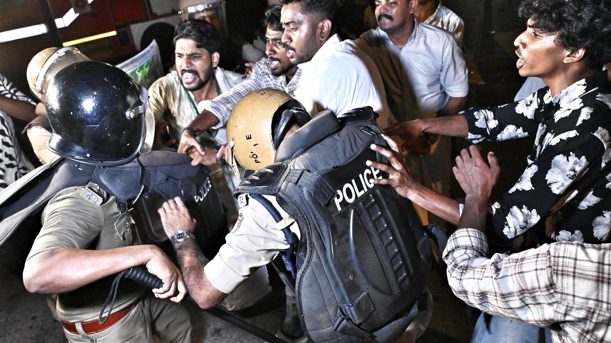 Violence Erupts in Thiruvananthapuram as Youth Congress, SFI Clash Over CEC Resignation Demand