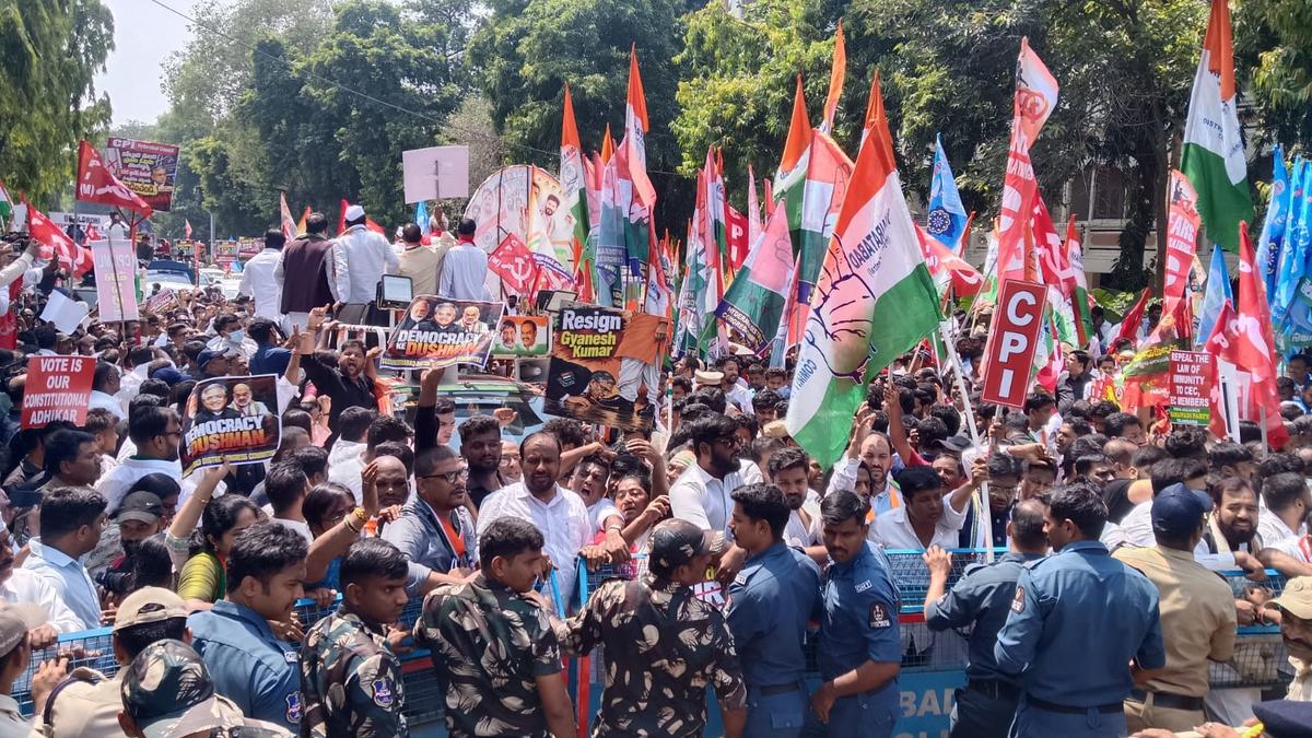 Telangana Congress Leaders Detained During March to Lok Bhavan in Hyderabad Against CEC Gyanesh Kumar
