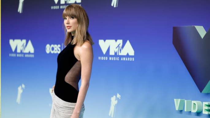 Taylor Swift makes VMAs history and dedicates award to Dolly Parton