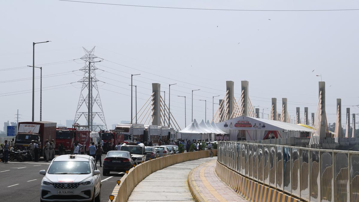 Barapullah Flyover Chaos: 3.5-km Traffic Jam Grips Delhi a Day After Inauguration