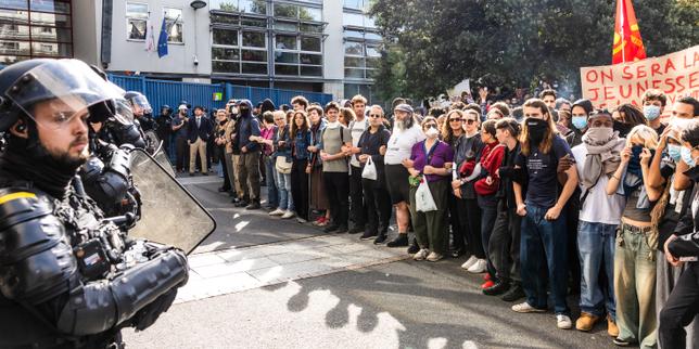 Developing Story: Facing 'worsening situation' in high schools, French government sends riot police