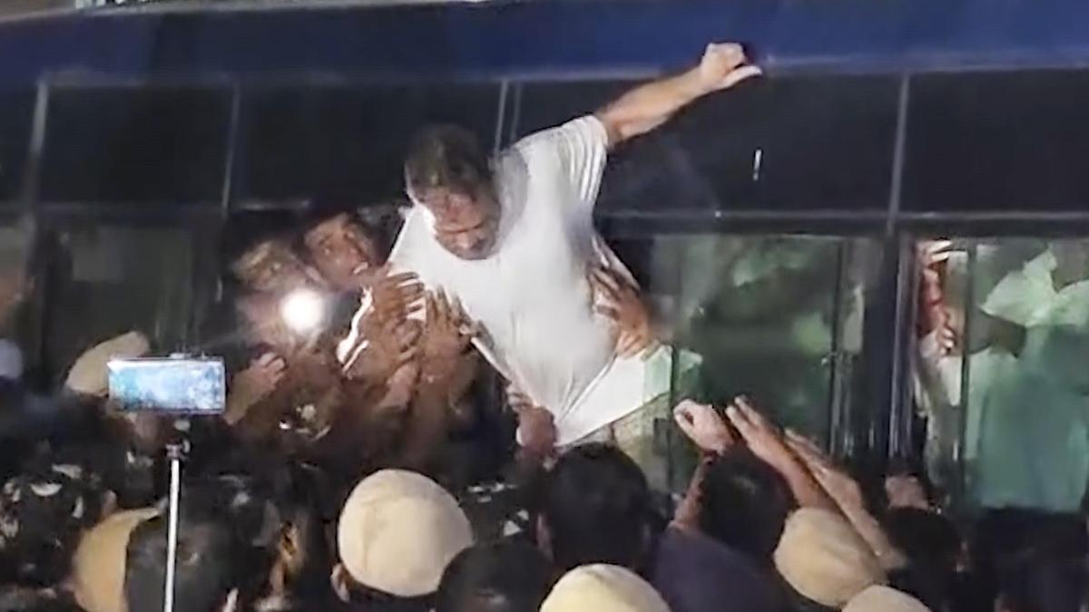 Delhi Police Detain Rahul, Priyanka Gandhi as INDIA Bloc March to ECI Turns Chaotic