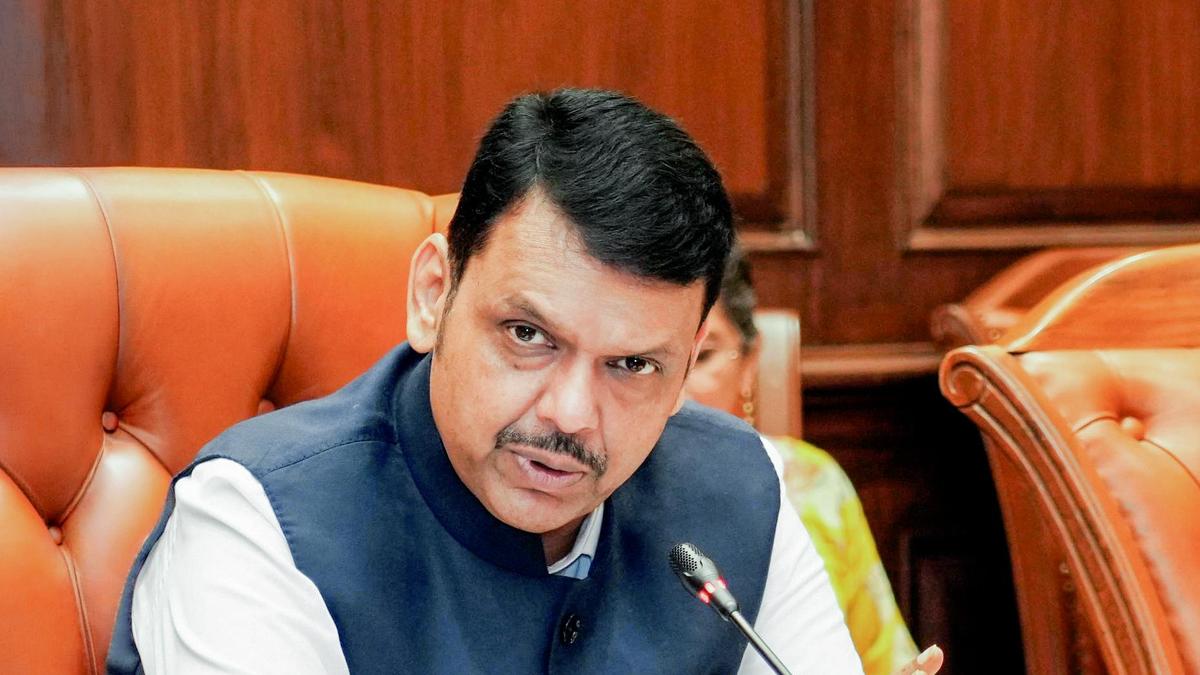 Fadnavis Slams Thackeray Cousins with 'Ghajini' Jibe Over Protest March