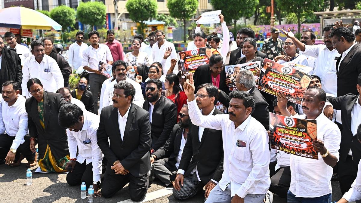 Developing Story: Lawyers’ body stages protest alleging police harassment
