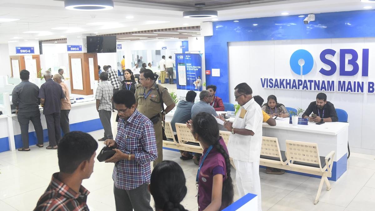 Bank Branches Open Sunday as Customers Rush to Beat 3-Day Strike