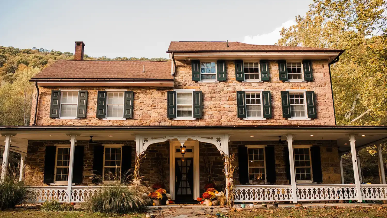Couple Accidentally Won 1830s House for $460,000; Spent $300,000 Restoring It