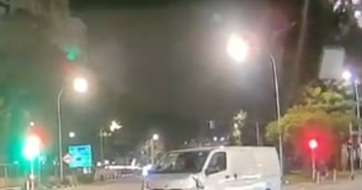 Corporate Strategy: Van Nearly Hits Pedestrian in Sengkang, Smashes Traffic Light Pole and Drives Off