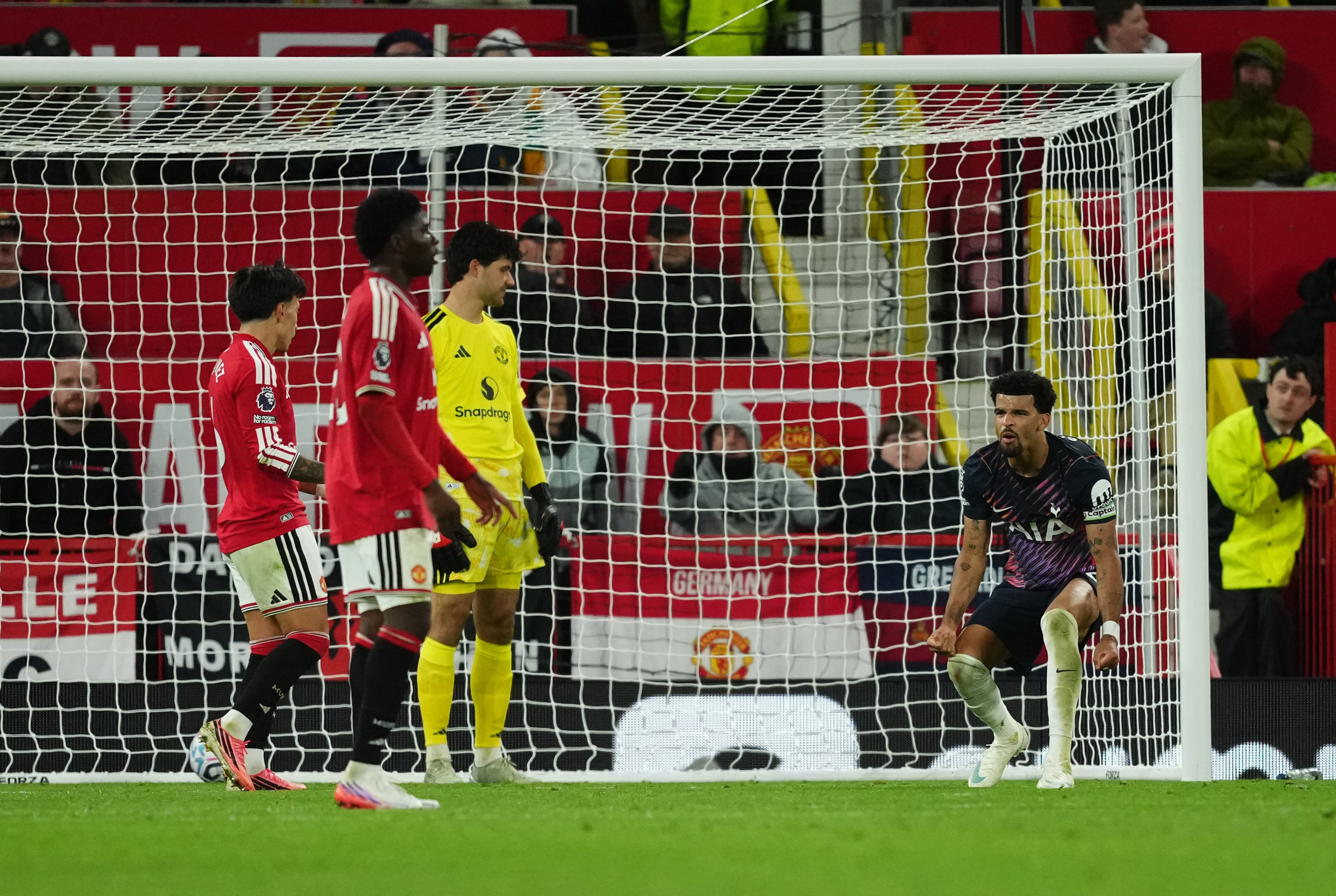 Solanke Stuns Old Trafford: 10-Man Spurs Snatch Last-Gasp Draw